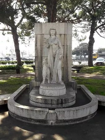 Figura Feminina (com carneiro)
