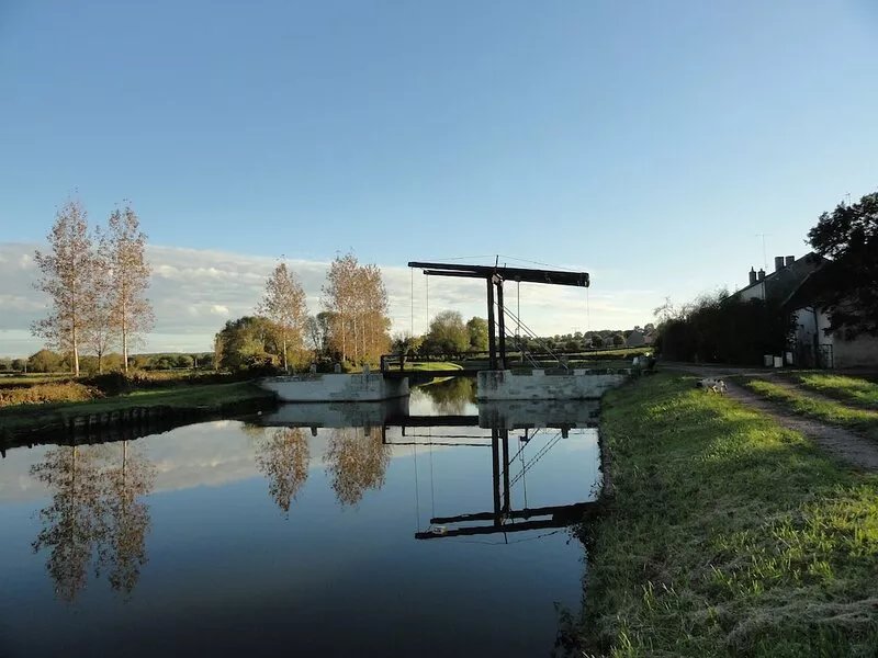 Spacious cottage on the banks of the Nivernais Canal, 5 people, all comfort