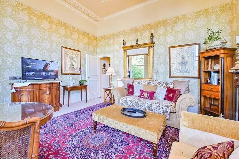 Spacious One bedroom Ground Floor Apartment overlooking the rear gardens.