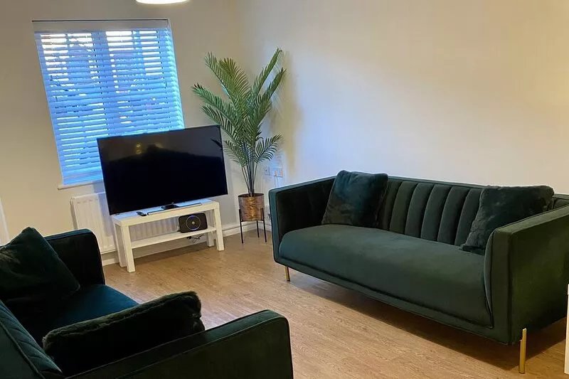 Luxury 3 Bedrooms, Driveway, Garage, Garden, M1