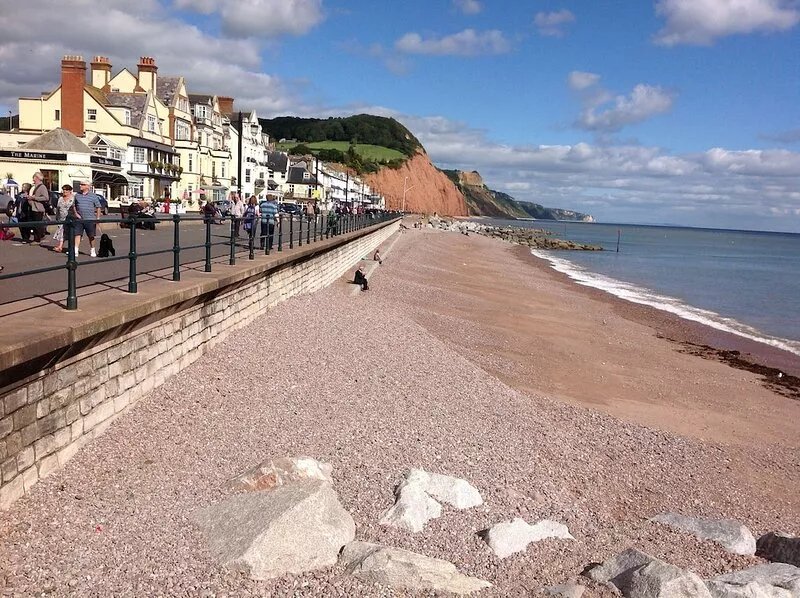 Twin-bed Sidmouth apartment with parking, a minute's easy walk to seafront