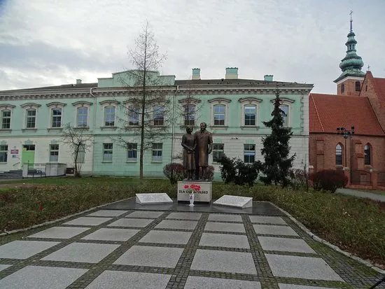 Monument to Maria and Lech Kaczynski