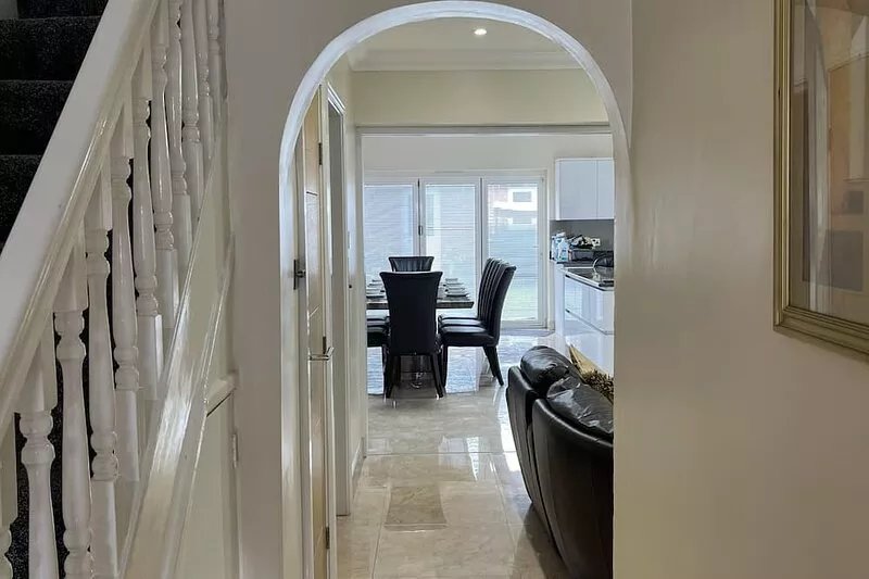New Luxury Modern House near Airport Free Parking