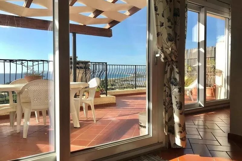 Elegant, centrally located penthouse with fantastic sea views close to the beach