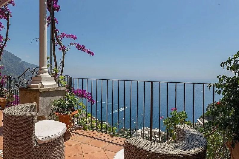 Casa Zenia A is a splendid apartment located on a hillside, facing the sea. It
