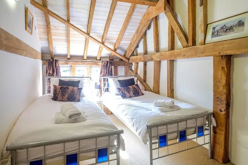 Old Hall Barn - sleeps 14 guests  in 7 bedrooms