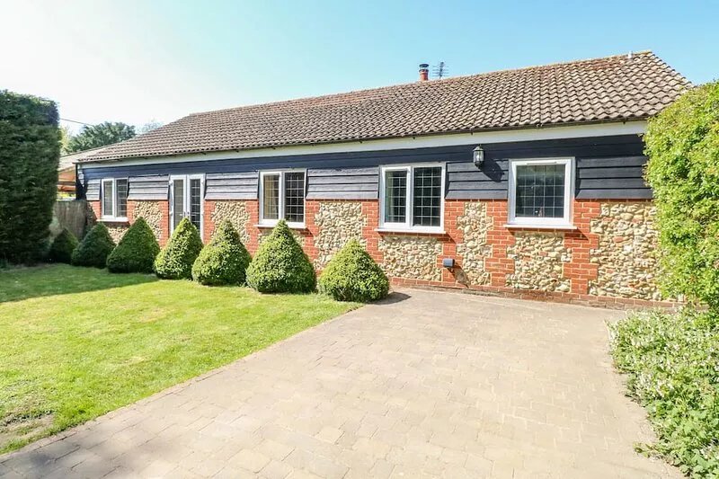 THE MEADOWS COTTAGE, pet friendly, with open fire in Billingford