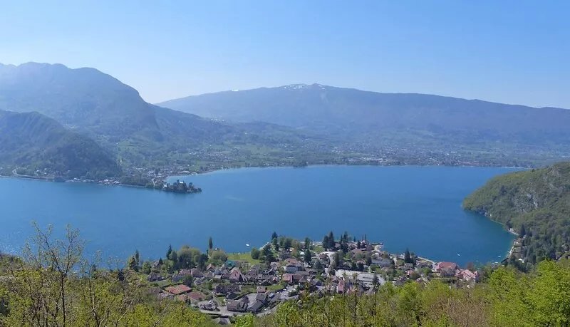Talloires village house - perfectly located. Stroll to Lake Annecy. Sleeps 8.