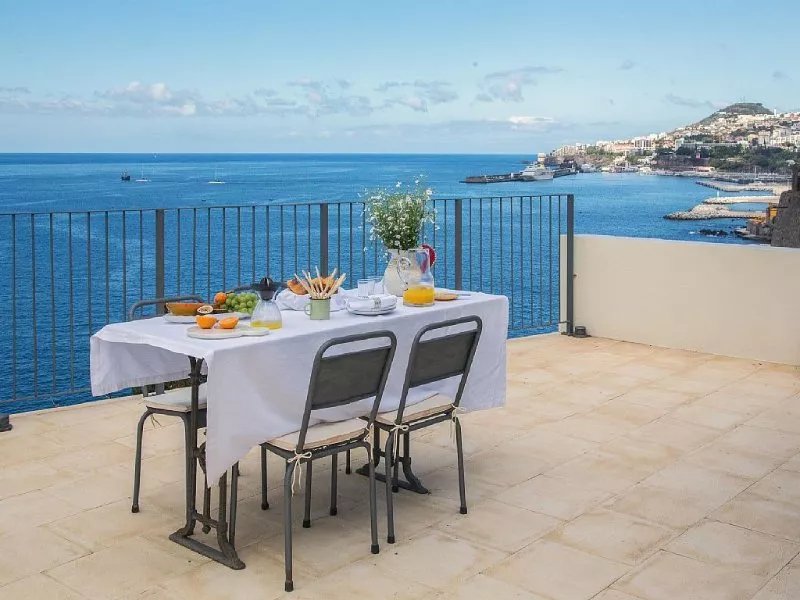 Fantástica casa sobre o mar com vista para o Porto na Zona Velha do Funchal.