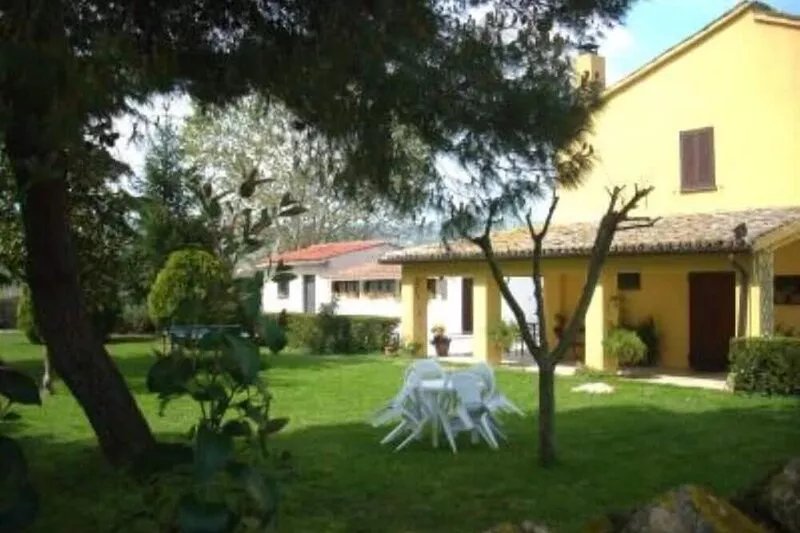 House in the quiet Umbrian region with pool and enclosed park.