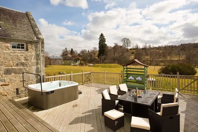 The Maltings - Highland lodge with hot tub and summer house