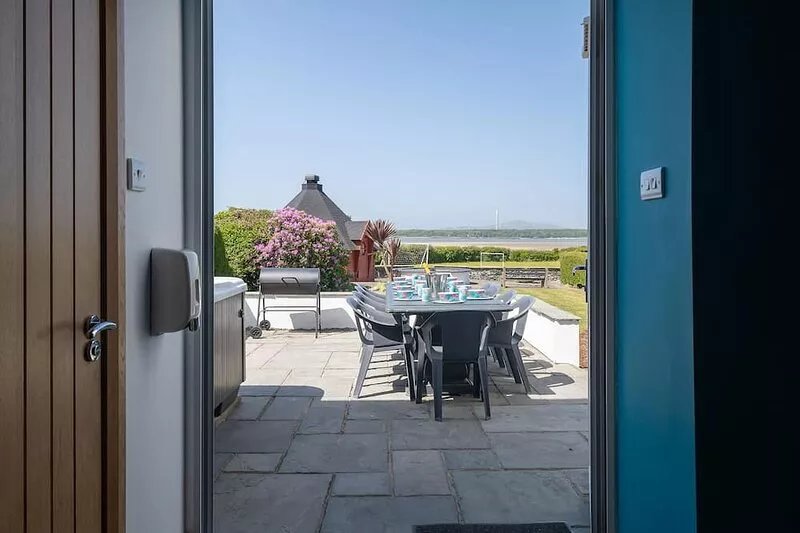 Trefonen House- Beachfront with hot tub & BBQ hut