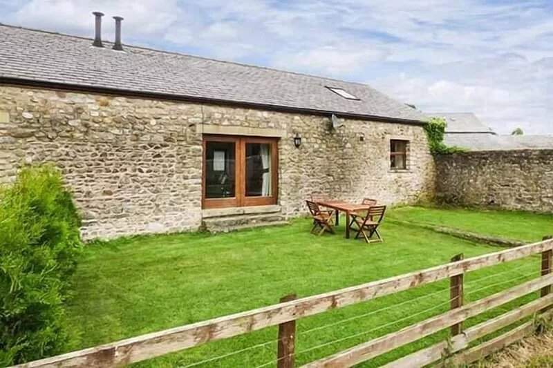 PARSLEY COTTAGE, pet friendly, with open fire in Lancaster