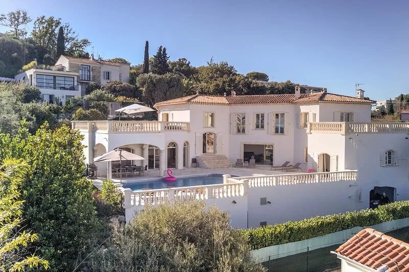Luxury 6 bedroom villa, heated pool, in the heart of Antibes, amazing sea views!