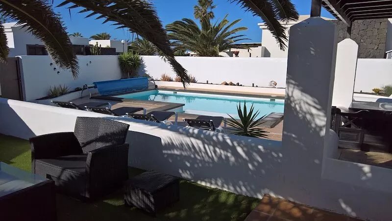 Villa Sandstone, Fantastic detached villa with heated pool near the seafront.
