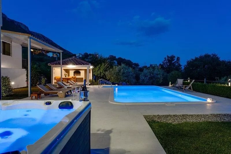 VILLA BEYBE with Jacuzzi, a private 50sqm pool, Billiard, free WIFI, 3 bedrooms