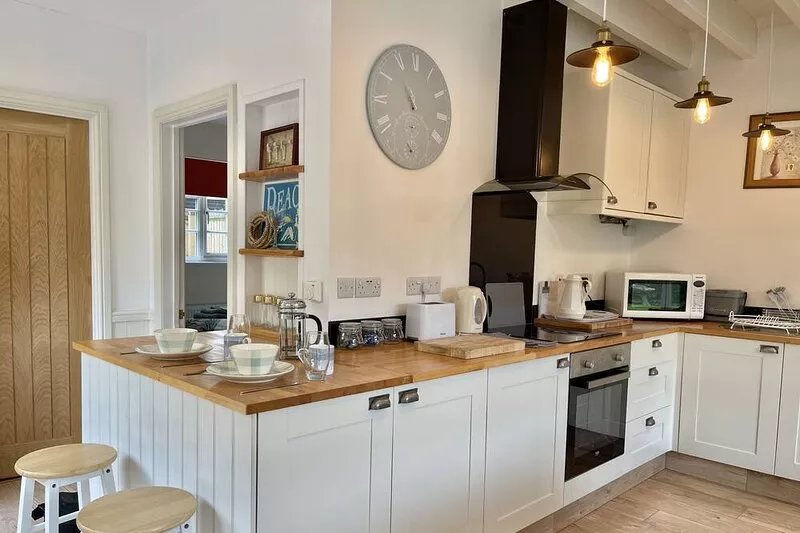 Idyllic coastal cottage with private beach hut - Sea Rose Cottage