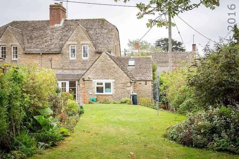 SWAN VIEW, pet friendly, with open fire in Southrop