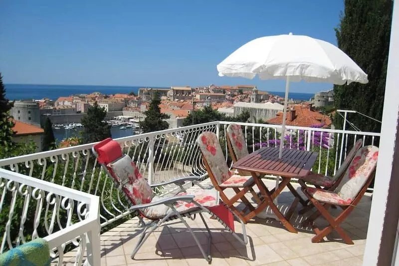 2 minutes distance to the old town with beautiful view from spacious terrace!