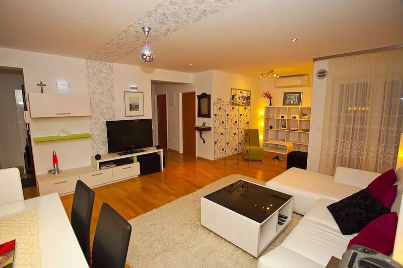 Apartment Zlatka  group fun, 4br 2bth, stroll to beach