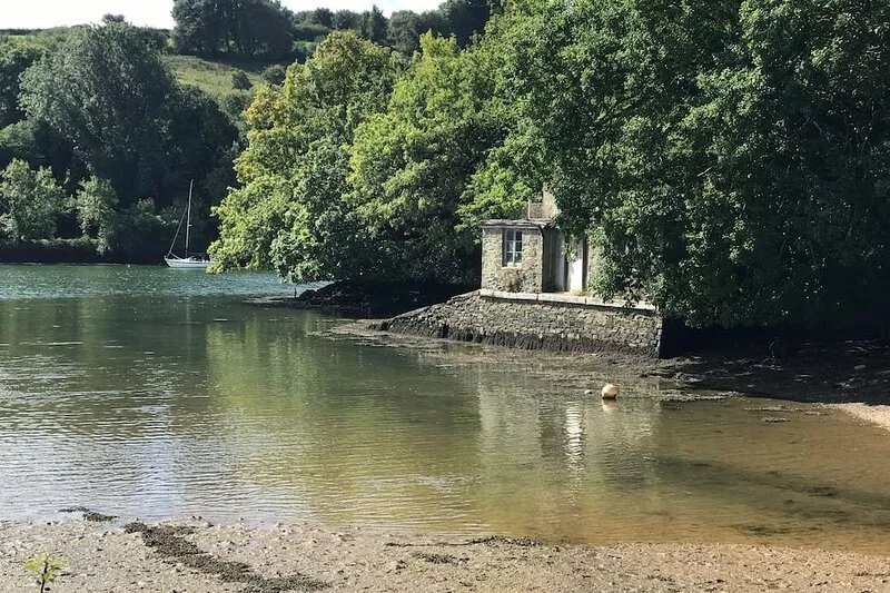 Stylish Cottage, central location with harbour view and double parking
