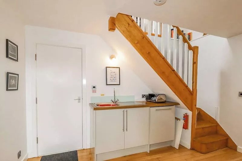 ASH TREE BARN, pet friendly, character holiday cottage in Luddenden