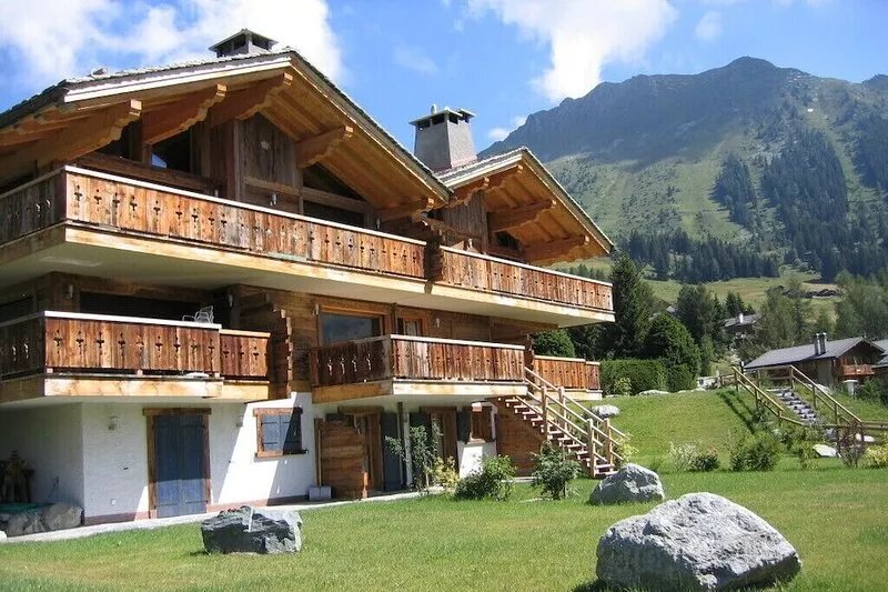 Stylish luxury apartment with stunning south-facing views, garden & balcony