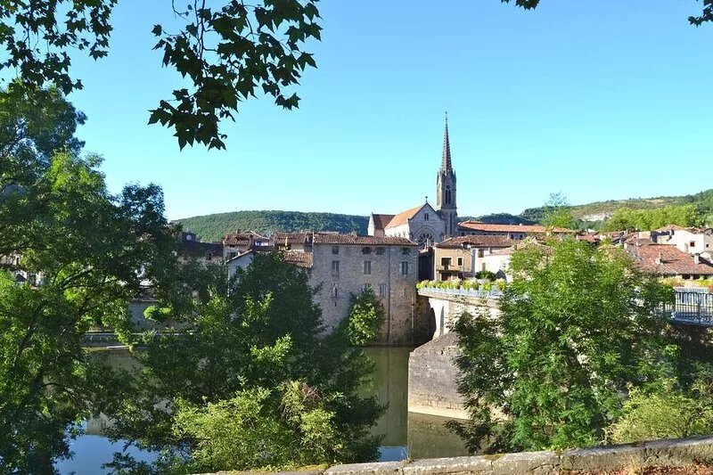 TRANQUIL RIVER SETTING, PRIVATE POOL, ON THE EDGE OF FAMOUS MEDIEVAL TOWN