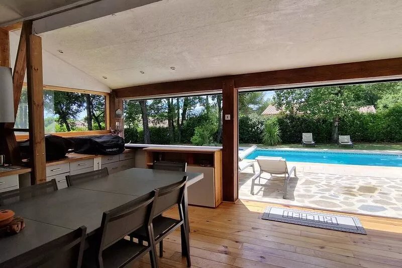 Schönes modernes Haus mit Garten und Swimmingpool