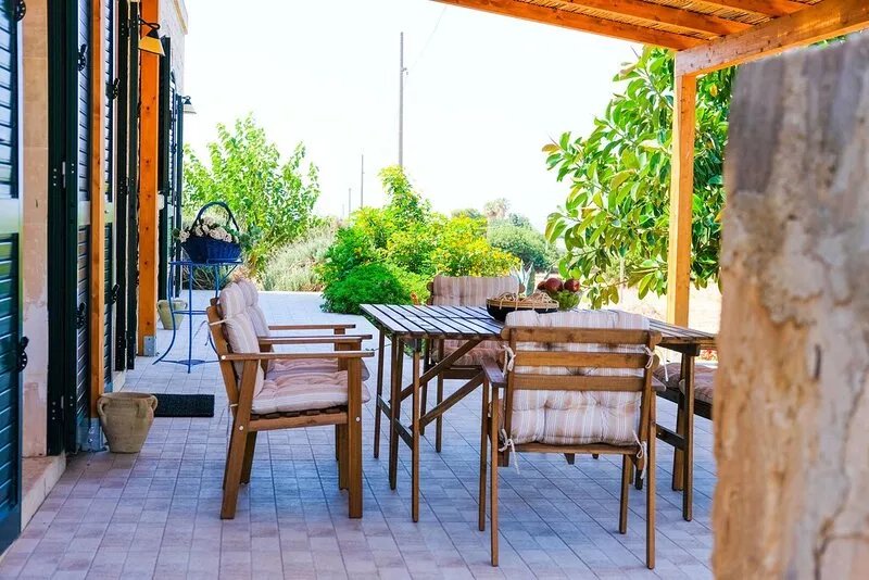 The Flavia farmhouse between carob trees and the sea
