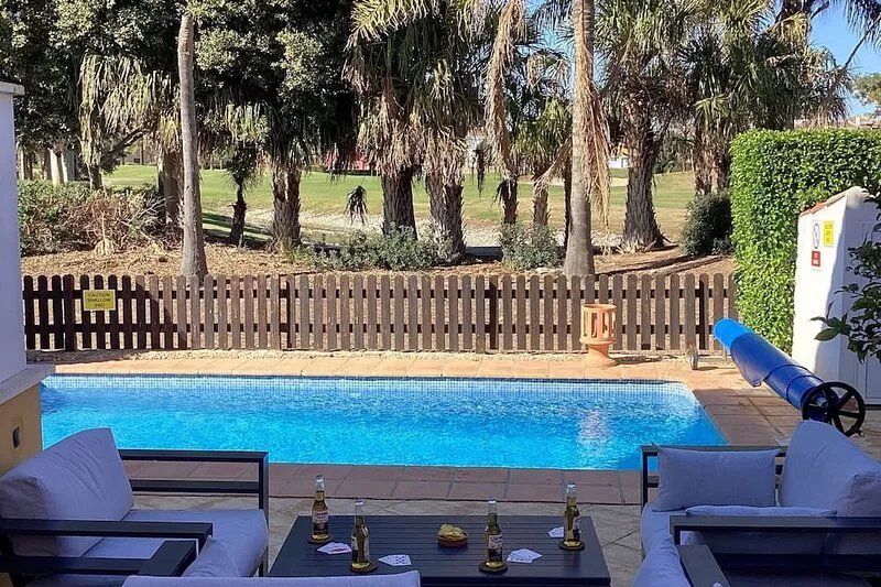 Luxury 3 Bed front line Villa, Villa con Vista, 2 minute walk to 5 star Hotel!