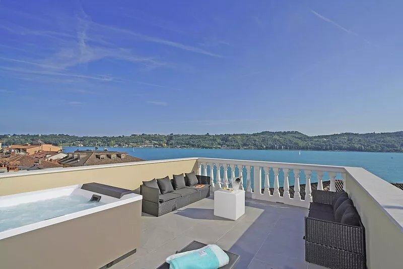 Apartment 'Flat 6' with Lake View, Wi-Fi,  Air Conditioning with private jacuzzi