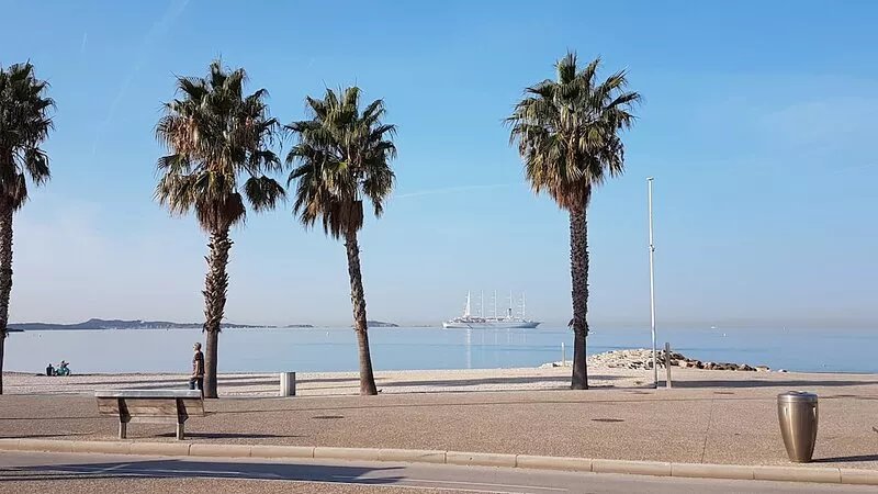 Adorable T3 limit Sanary / Six-Fours with garden and private parking by the sea