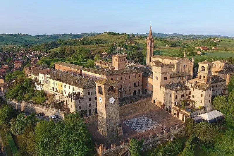 In the historic center of Castelvetro Bed & Brekfast the glass castle