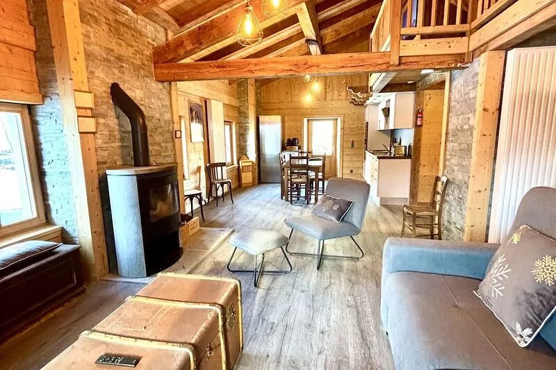Grand Appartement Entièrement Rénové, au 1er Étage D'un Chalet Individuel