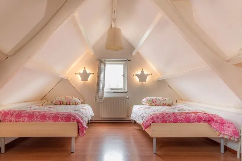 Spacious beach house with its own garden 2 minutes' walk from the sea
