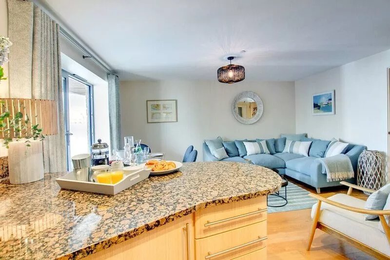 West Bay Watch - Two Bedroom Apartment, Sleeps 4