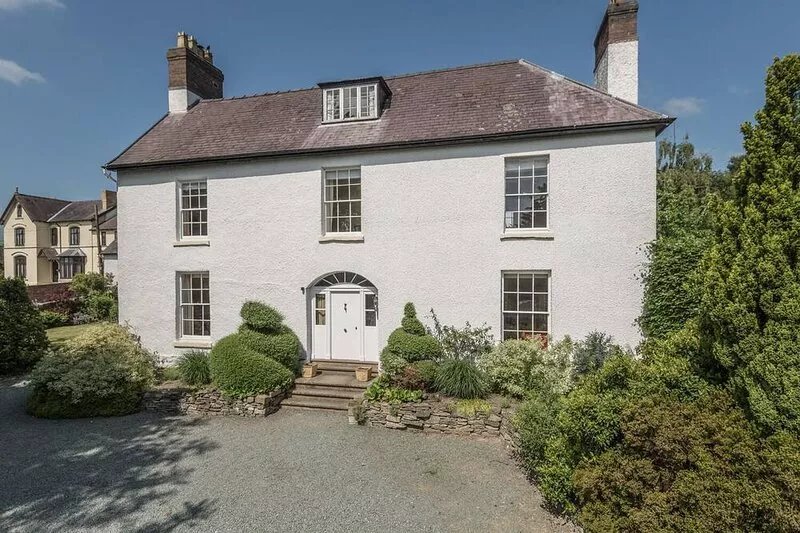 THE OLD SCHOOLHOUSE AND COTTAGE, family friendly in Bishop's Castle