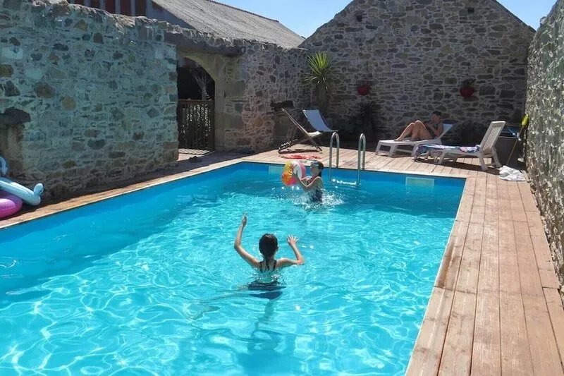 Coastal cottage with heated pool and gardens, 10 mins to beach