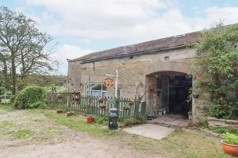 MOLDY WARP BARN, pet friendly, character holiday cottage in Haworth