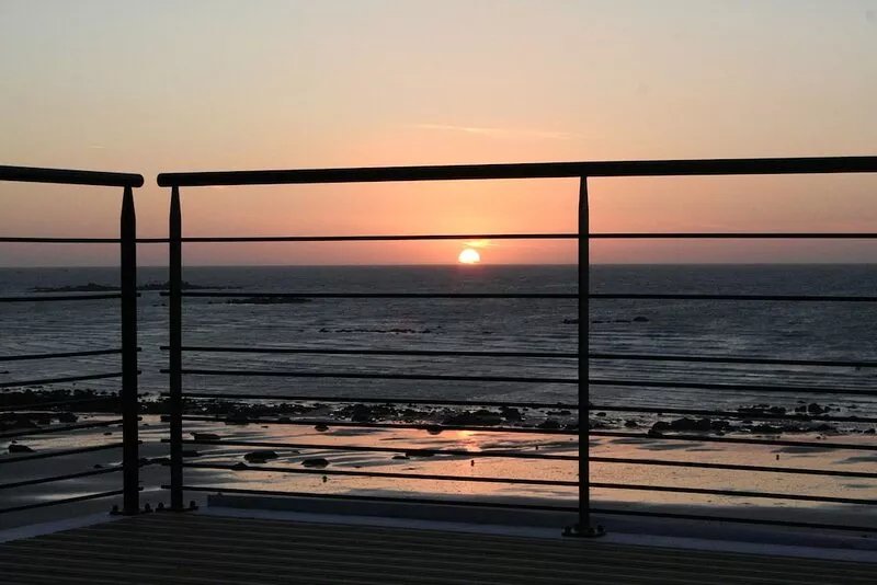 Vacation home in Plouescat, magnificent sea view, direct access to the beach