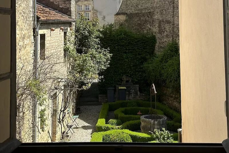 Maison Monument Historique et son Jardin de Buis Taillés