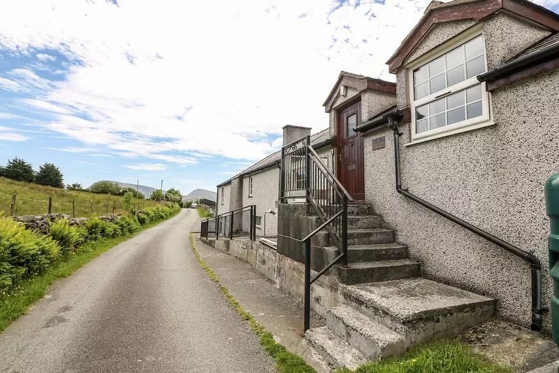 GLAN Y GORS, pet friendly, character holiday cottage in Llanberis