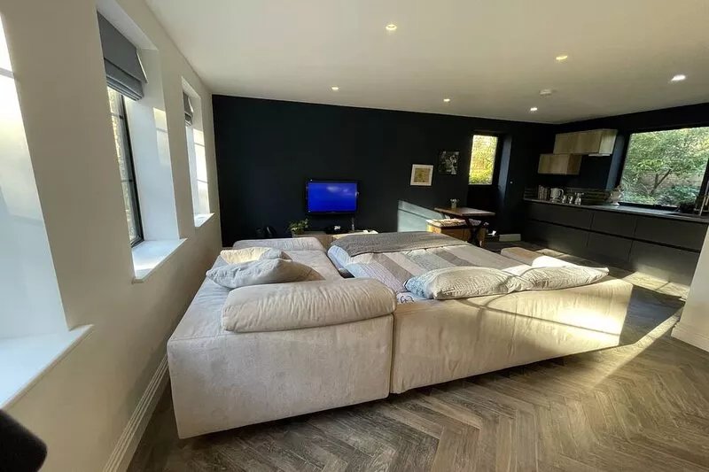 Nestled in a grand private estate, near woodlands, easy access London