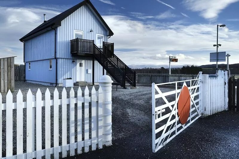SIGNAL BOX, character holiday cottage, with open fire in Newtonmore
