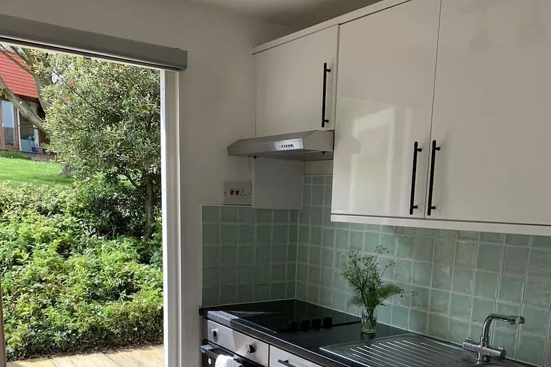 *Sea view* coastal chalet with pool access