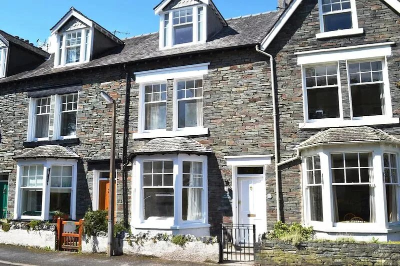 Excellent 4 bedroom, 2 bathroom town house, close to amenities and walks from