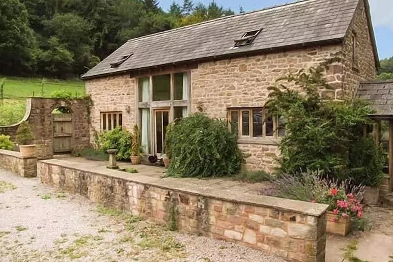 THE LODGE FARM BARN, family friendly, with open fire in Deepdean