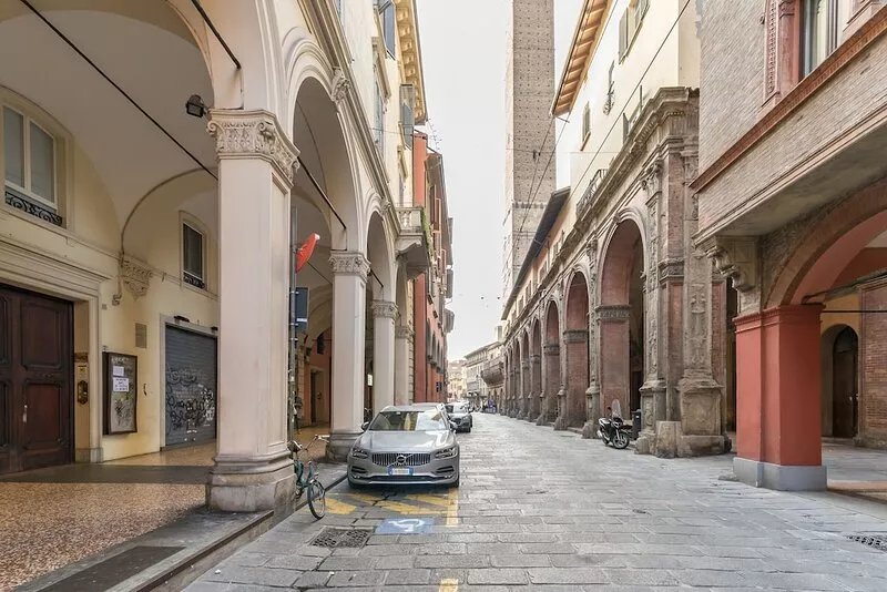 Casa Letizia ONE elegant romantic downtown apartment at the Two Towers