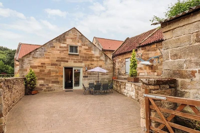 MULGRAVE COTTAGE, family friendly, with a garden in Staithes